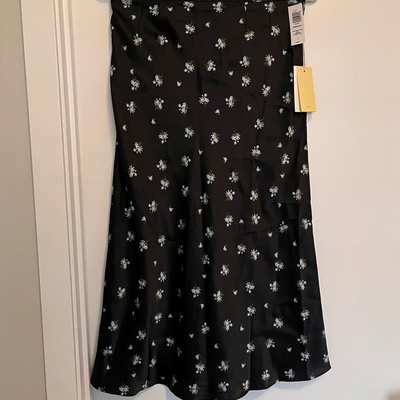 Aritzia Wilfred
Ambience Silk Skirt
Size 2 - Picture 6 of 9